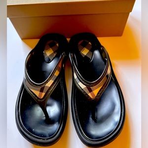 Burberry black flip flops